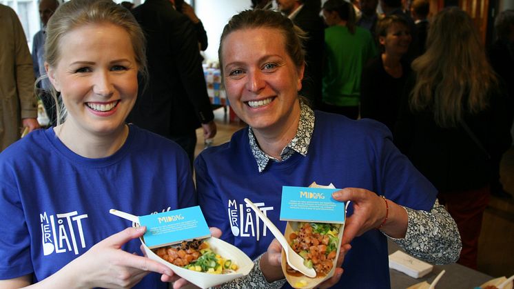 GLADLAKSER: Iselin Bogstrand (til venstre) og Sara Møllebakken i Norges sjømatråd serverte poké i forbindelse med workshop hos Helsedirektoratet.