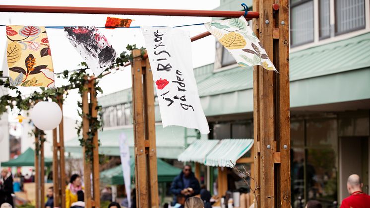 VVT flaggor i pergola.jpg