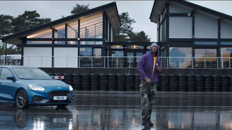 Rapper Blakie performt seinen Track „Jump“ an Bord des neuen Ford Focus ST