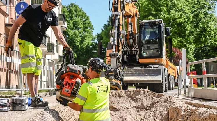 Henrik Axelsson och Linus Porsche arbetar med att dra ny kabel för att bland annat förstärka driftsäkerheten på CSK i Kristianstad. 