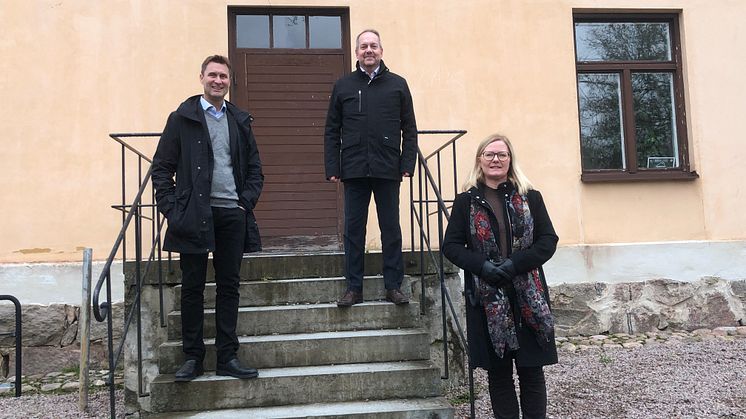 Mats Wiktorsson, innovationsrådgivare SLU Holding, Patrik Meijer, vd Sparbanken Skaraborg och Marie Andreasson, platschef SLU. Foto: Anna-Karin Johnson