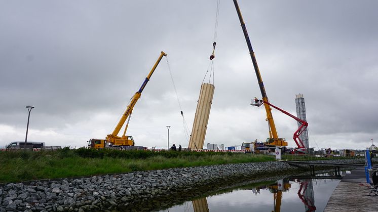 Spektakuläre Kranung des Innengerüsts für den neuen Aussichtsturm an der Yachthafenpromenade auf Fehmarn. © TSF