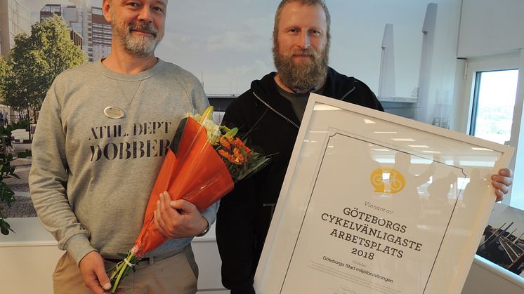 Jag tror att vi fått utmärkelsen för lång och trogen tjänst, säger Ulrik Fallström som med kollegan Stefan Carlsson på miljöförvaltningen tog emot priset . Bild: Trafikkontoret Göteborgs Stad