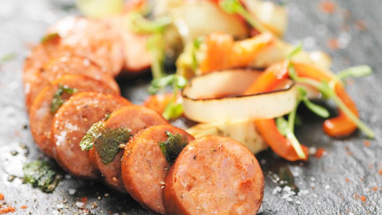 Stekt chorizo med sallad på kronärtskocka, örter, purjolök och rostad paprika 