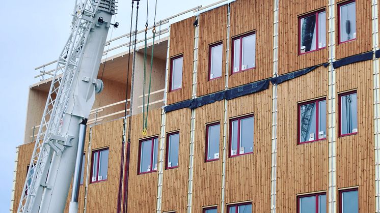 Att bygga med flera material – en hybrid – med stora delar massivträ blev det självklara valet för äldreboendet Slottet i Falun. Bild: ByggPartner