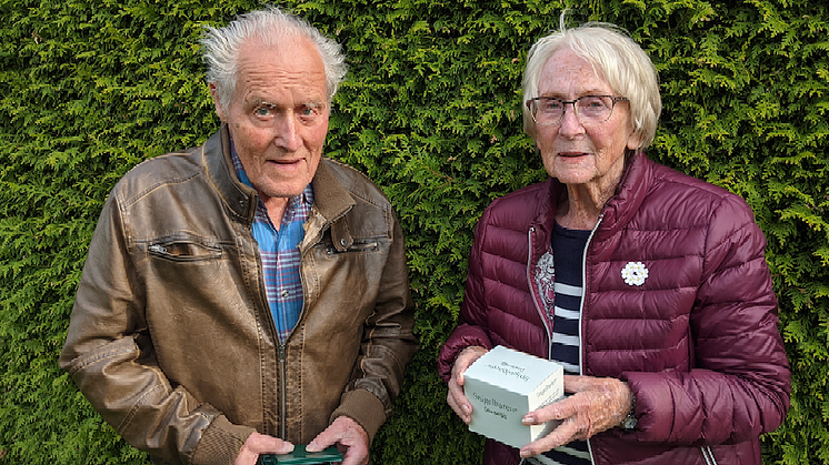 «Jeg fjernet 300 snegler fra tomten hver kveld. Med Sneglebaren unngår jeg det og sneglene lar hagen vår være i fred, sier Lars-Erik.»