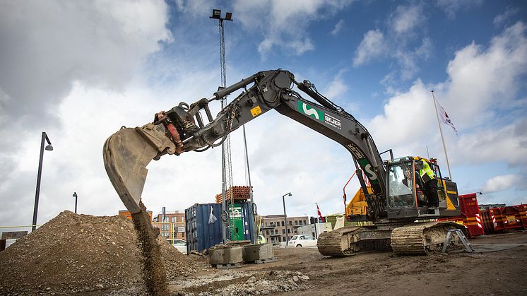 Boligminister Kaare Dybvad tog tirsdag første spadestik til 148 almene boliger i Ørestad Syd, som AG Gruppen bygger for Boligforeningen AAB. 
