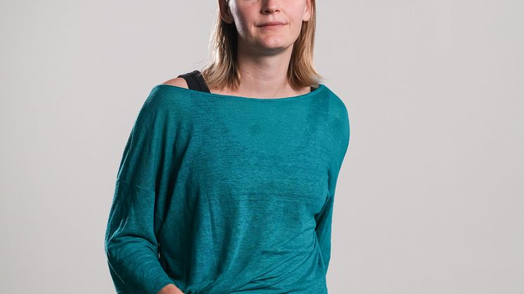Serina Erfjord fikk Arve Hovigs minnestipendium ﻿﻿fra Steinkjer kunstforening for sitt håndbroderte verk på Høstutstillingen.