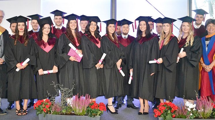 Drei Tage vor der Absolventenfeier: Begrüßung der Studienstarter (v.li.): Prof. Roy Jenkins, Prof. Dr. Dorothee Karl, Prof. Dr. Annette Bornhäuser, Dr. Verena Beestermöller, Gizem Weber, Janina Reichert, Prof. Dr. Wera Hemmerich, Prof. Dr. Perizat Da