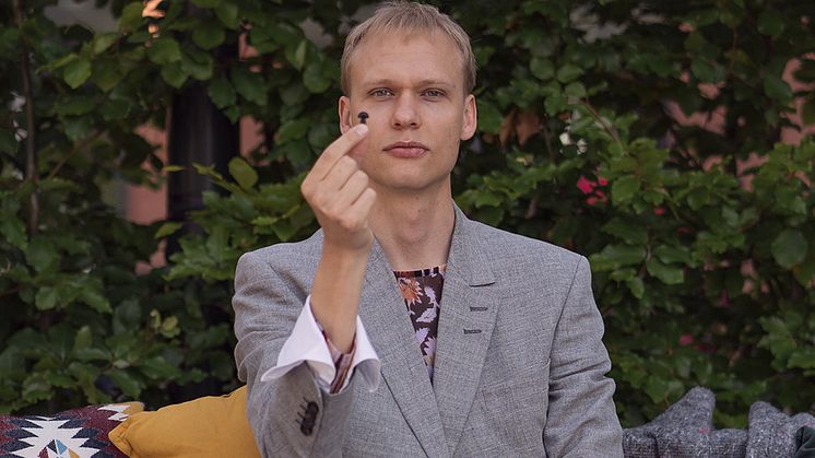 Jakob Sandman har utvecklat världens första öronpropp av återvunnen plast. Bild: Ines Alic/Malmö universitet