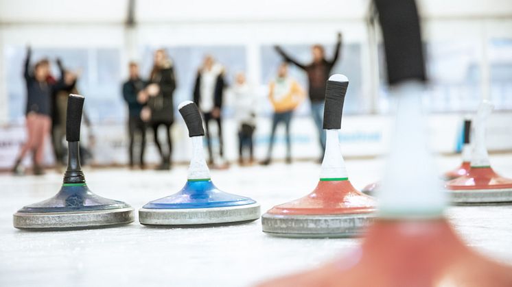 Eisstockschießen eignet sich auch bestens für Firmenfeiern.