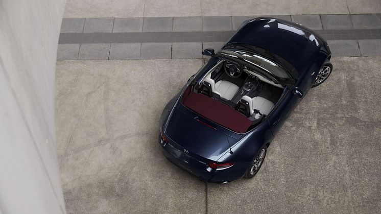 MX-5 2.0 White Edition i färgen Deep Crystal Blue