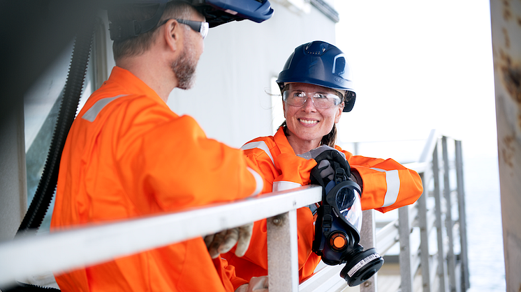 HOLDER MASKA: Skydda Norge og Vestteknikk har i en periode samarbeidet om levering av åndedrettsvern til industrien i Norge.