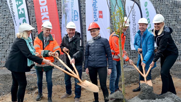 Första spadtaget - Sisjödal bostadsområde i Sisjön utvecklas av Derome, Egnahemsbolaget, Framtidens Byggutveckling, Familjebostäder, PEAB, Stena Fastigheter och Veidekke.