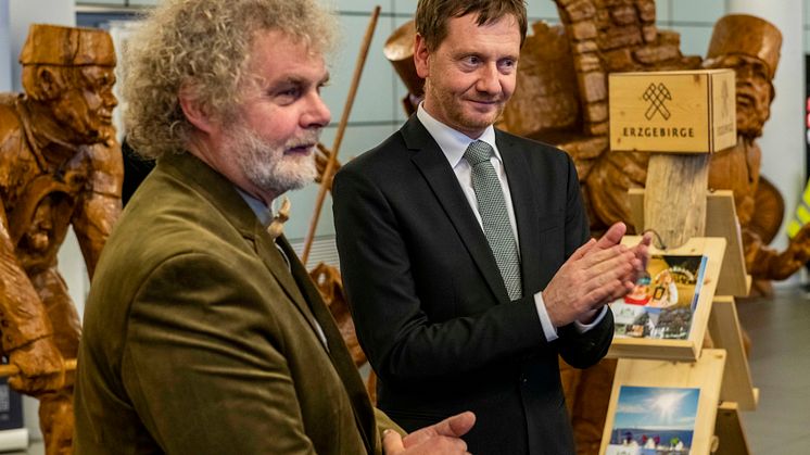 Andreas Martin ( Erschaffer des Walderlebnisdorfes Blockhausen) und Ministerpräsent Michael Kretschmer 