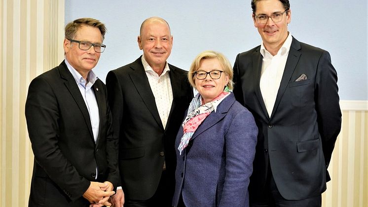 Glasfaser-Partner für Landkreis Leipzig und Nordsachsen: (v.l.) Arno Jesse, Bürgermeister von Brandis, Stephan Drescher, Geschäftsführer envia TEL, Maritha Dittmer, Geschäftsführerin der KBE, Uwe Nickl, CEO Deutsche Glasfaser. (DG)
