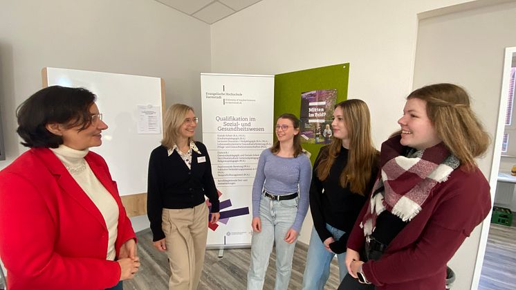Die Studieninteressierten Chiara Hohmann (v.r.), Emely Wagner und Leonie Salber tauschten sich beim Hochschulerkundungstag der EHD mit Prof. Dr. Susanne Gerner und Prof. Dr. Gotlind Ulshöfer über das Studium am Standort Schwalmstadt-Treysa aus.