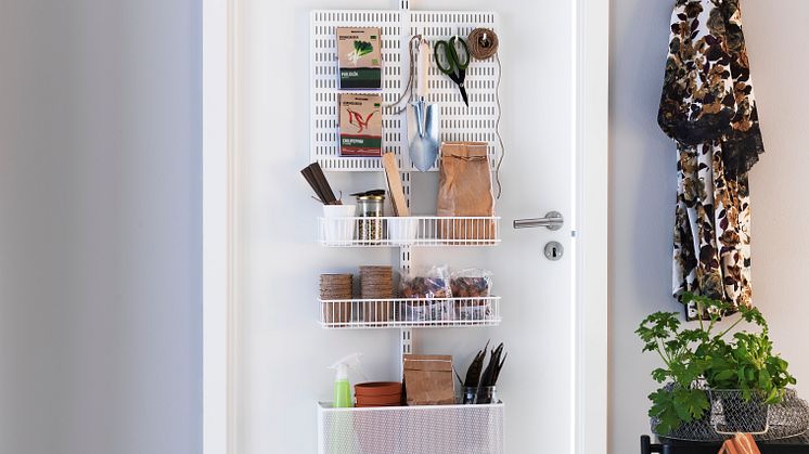 Elfa Door and wall rack. Förvaring som monteras på dörren, inga skruvhål behöver göras. 