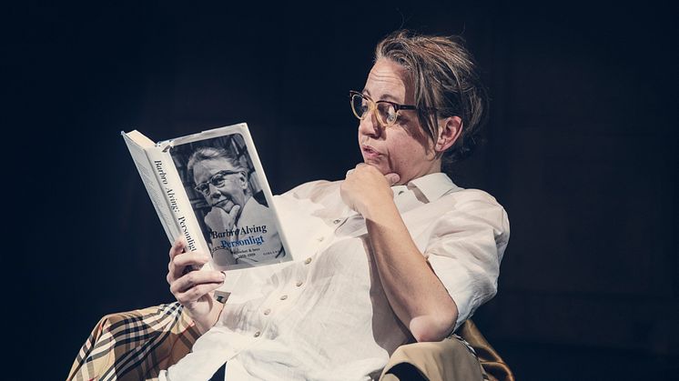 Skådespelaren Susanne Karlsson i monologen ”Bang”, som får nypremiär på Intiman den 6 april. Foto: Emmalisa Pauly