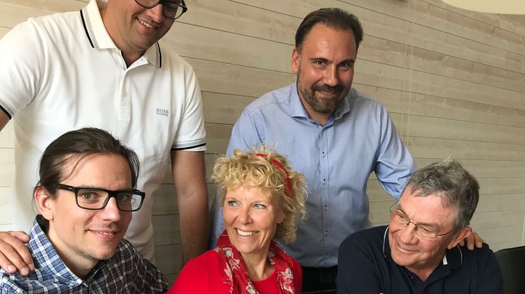 Beijer Byggmaterials vd Geir Thomas Fossum och regionchef Melker Nilsson tillsammans med de nuvarande ägarna Dick Max-Hansen, Pia Max-Hansen, Jan Andersson.