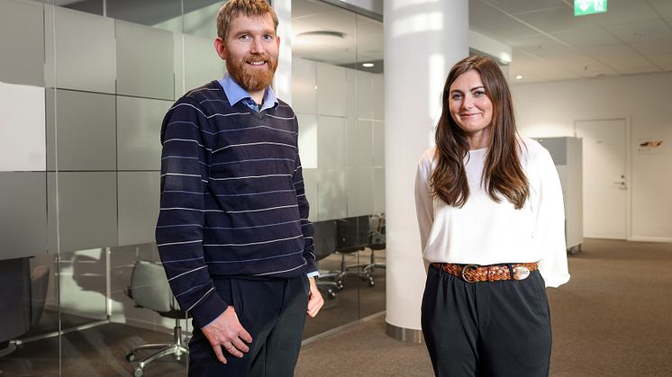 Bring investerar i den norska startupen Sharefox. På bilden: Åsgeir Helland, CEO på Sharefox och Anett  Berger Sørli, investment director på Bring