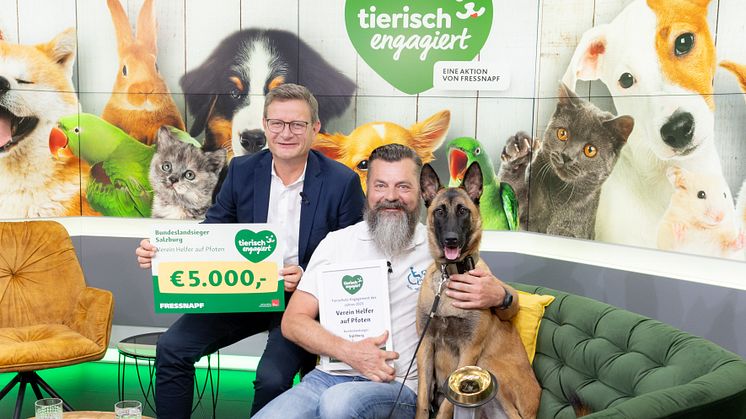 Der Goldene Fressnapf für Tierschutz in Salzburg: (v.l.n.r.) Hermann Aigner, Geschäftsführer Fressnapf Österreich und Andreas Schmidauer vom Verein „Helfer auf Pfoten“.