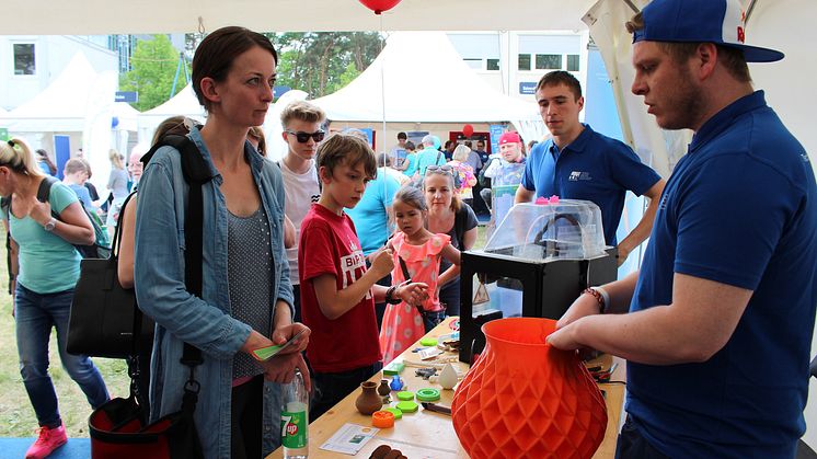 Immer ein Hingucker für jung und alt: der 3D-Drucker aus dem ViNN:Lab.