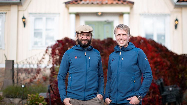 Olle Tejle och Hugo Olofsson framför Lidö värdshus. Foto: Lidö Värdshus. 