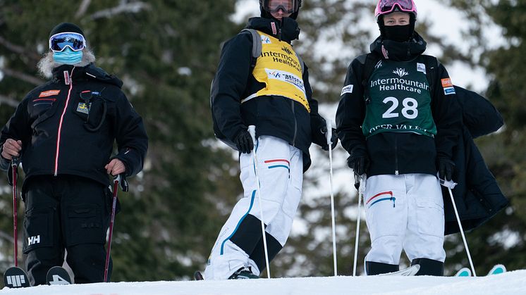 Ludvig med den gula ledarbibben innan tävling. Foto: Steven Earl/U.S. Ski Team