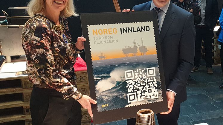 Stavangers ordfører Christine Sagen Helgø og administrerende direktør Trond-Erik Johansen i ConocoPhillips avduket oljefrimerket i historisk miljø. Borekronen foran på bildet er den som gjorde det første oljefunnet på Ekofisk i 1969. 