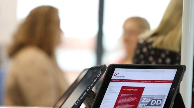 Organisiert wurde die Fachtagung im Rahmen des, vom niedersächsischen Ministerium für Wissenschaft und Kultur (MWK) geförderten Projekts „Zukunftsdiskurse zur Dekonstruktion von Desinformationsstrategien in einer digital geprägten Welt" (ZuDD)