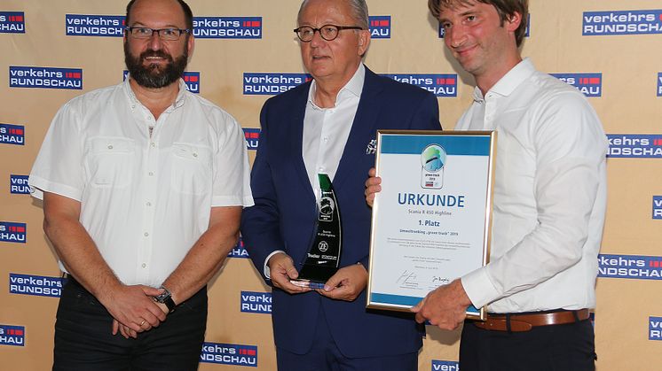 Peter Hornig (Mitte), Geschäftsführer Scania Deutschland Österreich, nimmt für Scania die Auszeichnung Green Truck 2019 entgegen.