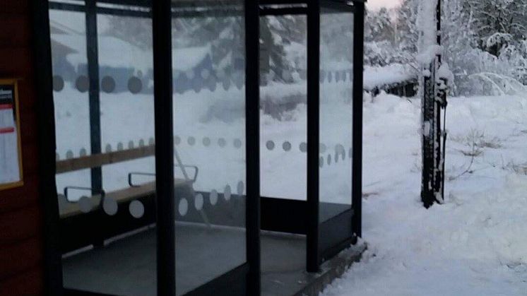 En förutsättning för att kunna bedriva modern persontrafik på banan är att uppdatera hållplatserna. Därför investeras det nu i nya väderskydd på de stationer som är berörda av pendlingstrafiken.