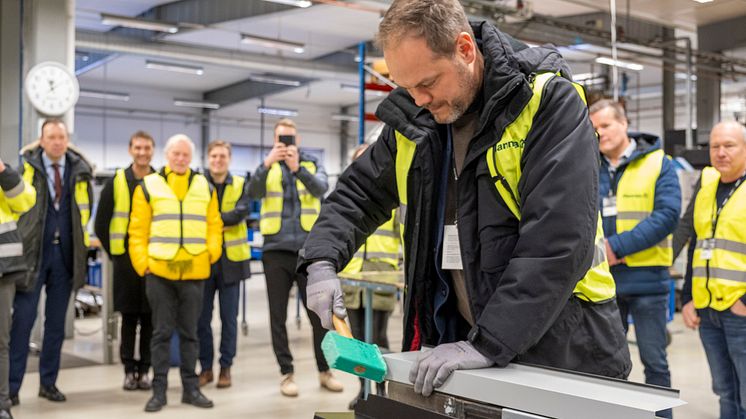 OBOS hållbarhetschef Carl-Johan Sigfridsson i Plannjas fabrik i Landsbro