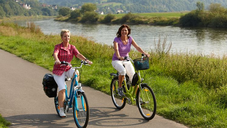 Radlerinnen am Weser-Radweg in Rühle
