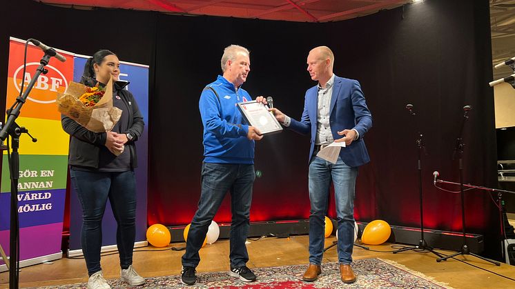 Emilie Delvenius och Lennart Törnström tog emot diplom och blommor då Fritidsnämndens ordförande Jonas Håård (S) delade ut Fritidspriset 2022 till Karlslund United parafotbollslag.