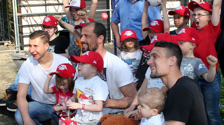 RB-Fußballer kicken im Kinderhospiz Bärenherz mit kleinen Fans um die Wette 