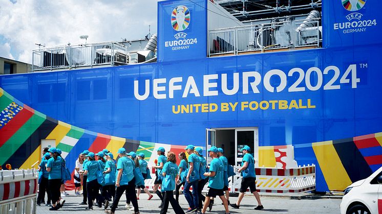 2_uefa-volunteers.jpg