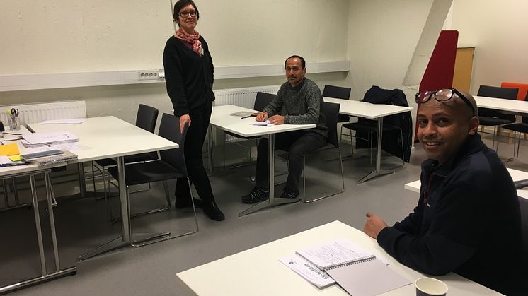 Kursdeltagarna Solomon Okbamichael och Falah Asho tillsammans med läraren Kristina Ekblom under MTR:s utbildning i svenska för lokalvårdare. (Foto: Daniel Wiorek)