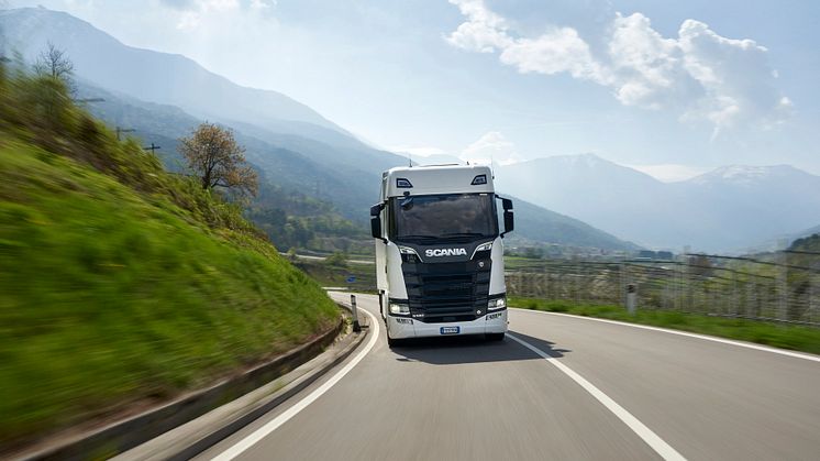 Mit den neuen Scania Spesenpaketen sparen nicht nur die Lkw-Fahrer, sondern auch die Mitarbeiter in der Administration eines Transportunternehmens Zeit und Geld.