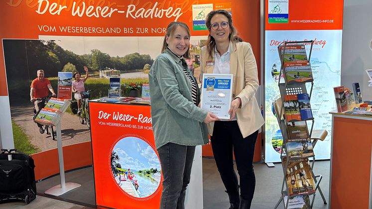 Daniela Leschke vom Verlag MSV Medien Baden-Baden GmbH hat Sina Scholz (Senior Projektmanagerin vom Weserbergland Tourismus e.V.) die Urkunde auf der CMT in Stuttgart übergeben.