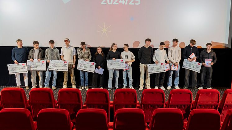 Ganz schön viel Plan von der Börse! Ein kleiner Teil der Gewinnerteams bei der Siegerehrung des Planspiel Börse am 20. März auf der Bühne im Harmonie-Kino.