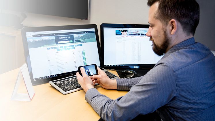 Du kan ta e-læringskurs både fra pc, nettbrett eller mobiltelefon. Akkurat når det passer deg. Foto: Trainor