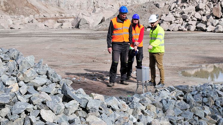 Voitech Benes (t.v) og Petr Kadlec fra G Impuls Praha forklarer Franzefoss' geolog Oliver Queck hvordan gravimeteret fungerer. Foto: Anja Sønstevold 
