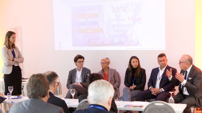 Diskutierten die Freiberuflichkeit von Fachärzten: Jessica Hanneken, Dr. Kevin Schulte, Dr. Ellen Lundershausen, Jana Aulenkamp, Max Tischler und Dr. Klaus Reinhardt (v.l.). Foto: Sylvie Weisshäupl