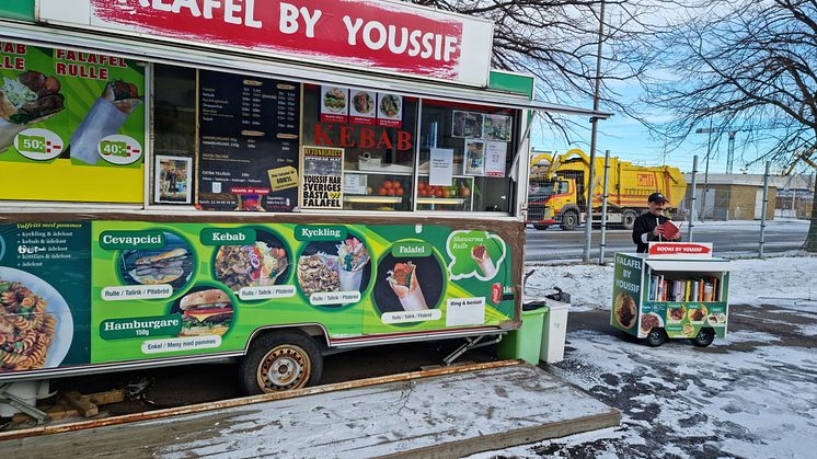 Falafel by Youssif_Y läser bok.jpg