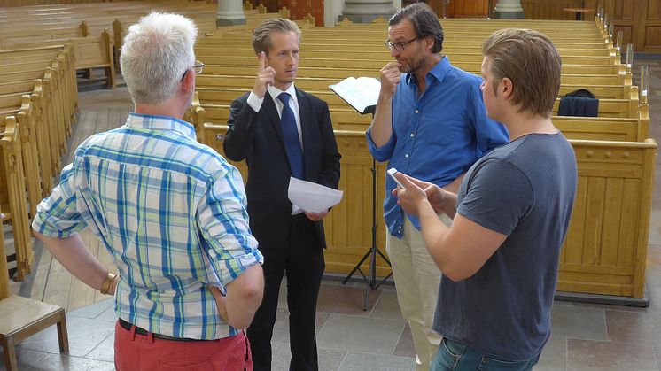 Tosca repeteras för fullt i S:t Pauli kyrka. Dirigent Carl Markman och regissör Peter Bäcklund i samspråk med tenoren Kalle Leander och pianisten Thorbjörn Karlsson.