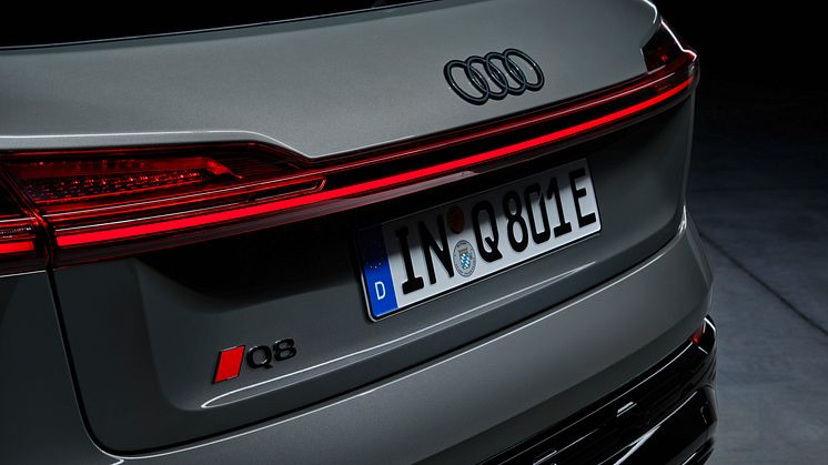 Audi Q8 e-tron (Chronosgrå)