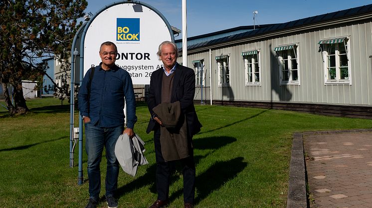 Jonas Spangenberg, VD BoKlok, och Hans Biörck, styrelseordförande Skanska, utanför BoKloks fabrik i Gullringen, Småland. 