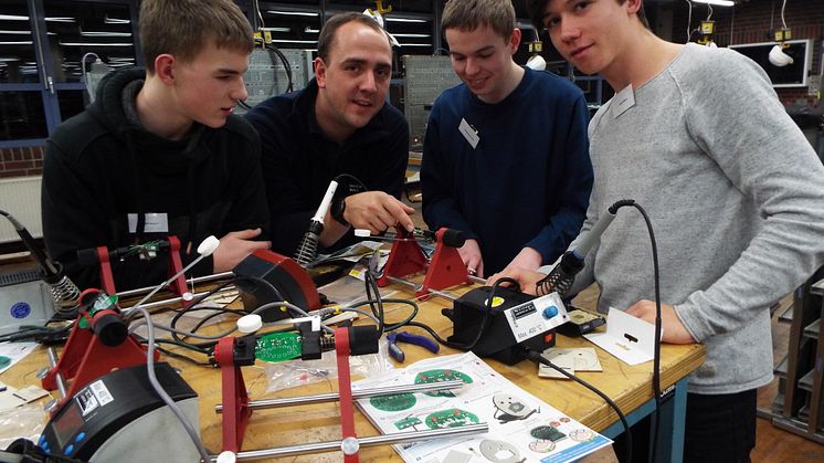 Andre Schäfer, Ausbilder Daniel Westermann, Maximilian Floto und Lasse Hilmer in der Ausbildungswerkstatt von Westfalen Weser Netz in Kirchlengern beim Energy Camp (v. l.). 